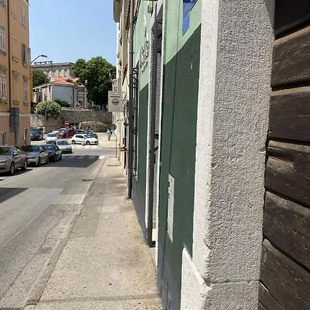 Omera * Pula