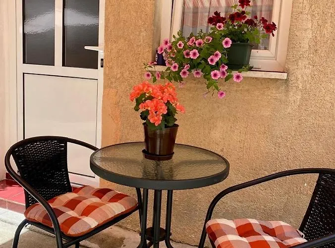 Πανσιόν Omera Πούλα